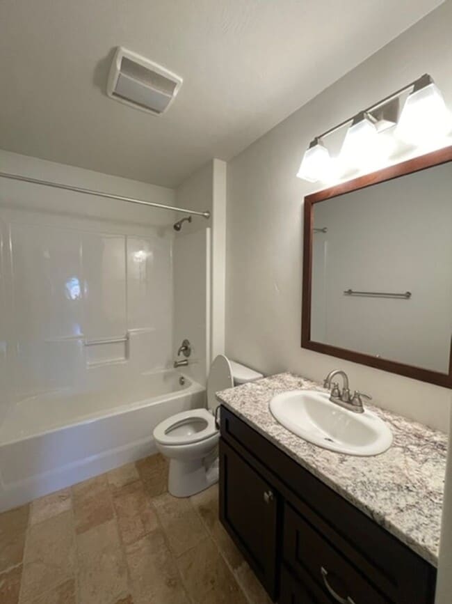 Building Photo - Custom Built 3 Bed/2 Bath Ranch Style Home!