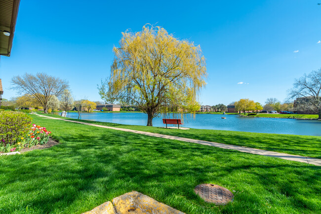 Building Photo - 9405 Bay Colony Dr