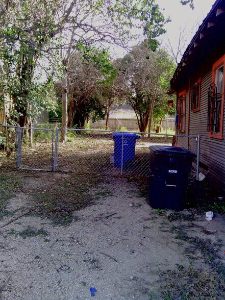 Building Photo - 1406 Aransas Ave