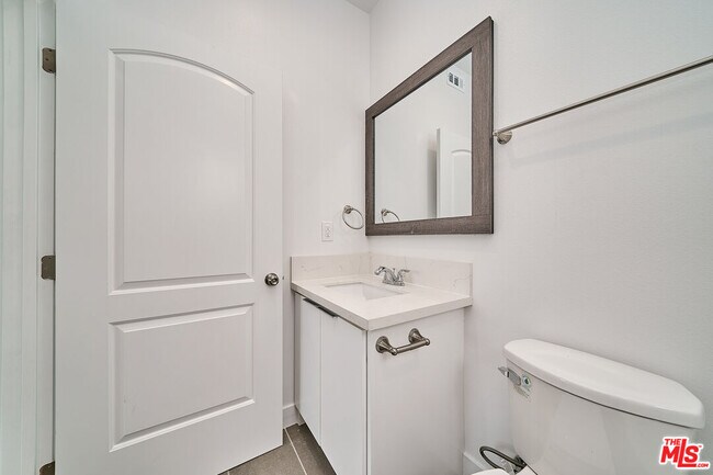 Building Photo - 603 1/2 W 41st St