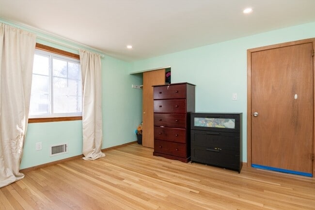 Building Photo - 22 Livoli Rd