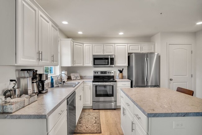 Building Photo - Luxury 4/BR, 2.5 bath townhouse