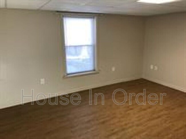 Building Photo - 12 Looking Glass Ln