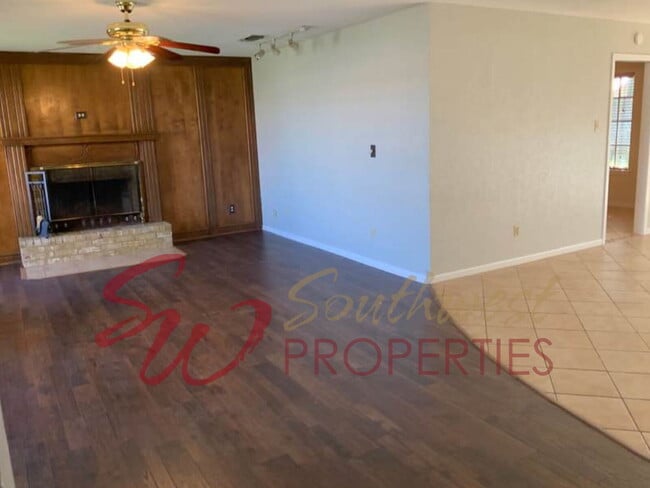 Building Photo - Spacious 3 bedroom 2 bath with lots of parking!