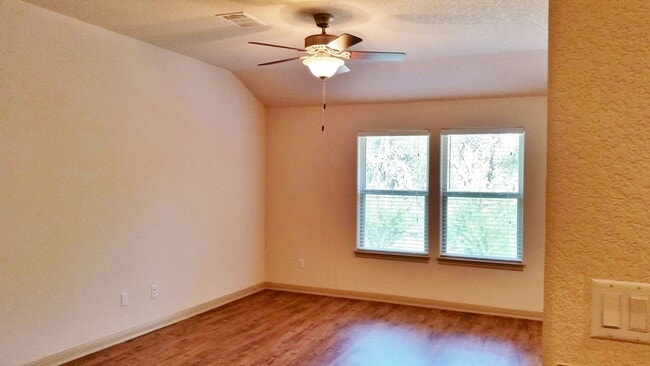 Building Photo - 3 Bedroom 2 Bathroom Georgetown Home