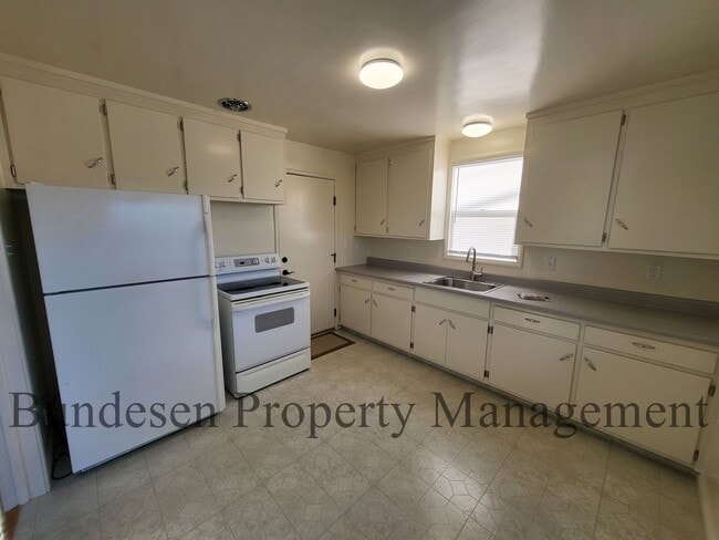 Building Photo - Adorable 3 Bedroom Home in Central Petaluma ~ Available Now!98 Wilmington Drive