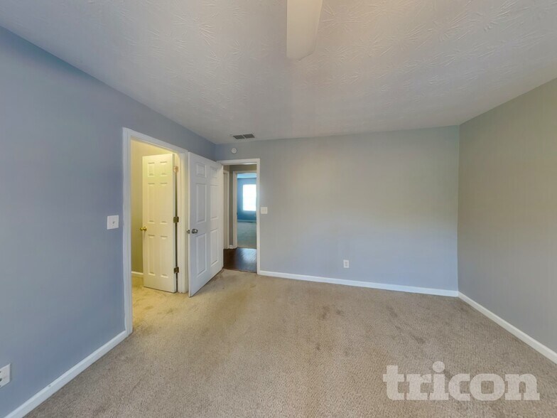 Building Photo - 3275 River Ln SE