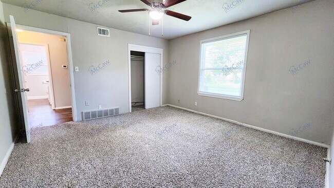 Building Photo - 816 Sandell Dr