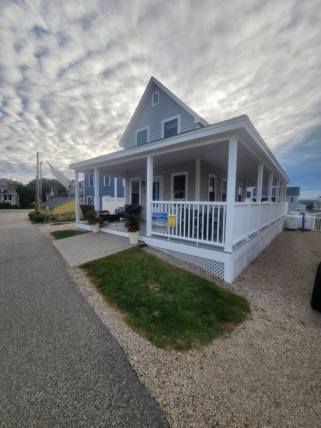 Building Photo - Beautiful Coastal Cottage with Water Views...