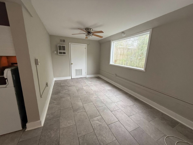 Building Photo - 717 E 6th Ave