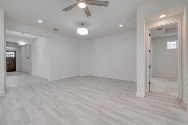 Building Photo - 14921 Iveans Way