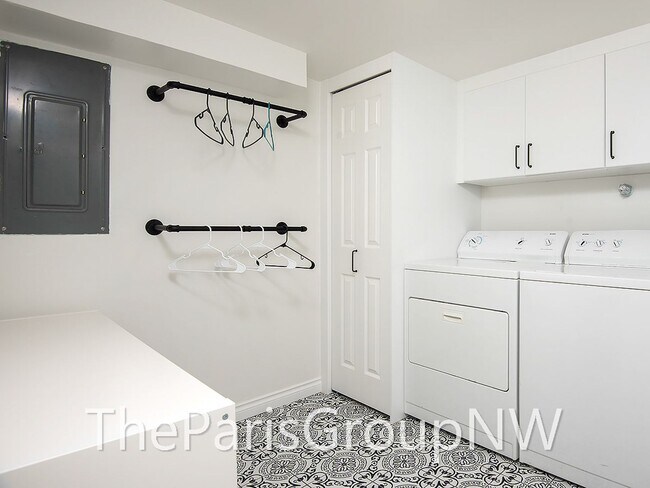 Building Photo - Renovated Magnolia Home – Open Floor Plan ...