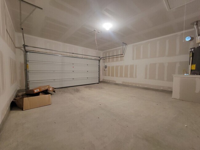 Building Photo - Spacious 3/BR, 2/BS Single-Level Home with...