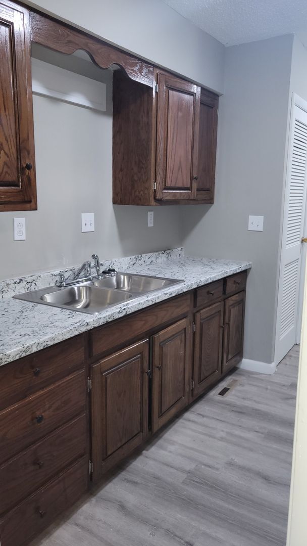 Building Photo - Completely Remodeled!!