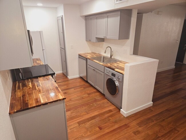 Building Photo - Freshly Remodeled 2 Bed, 2 Bath Condo in The Arbors!! Students OK! Avail. July 19th!