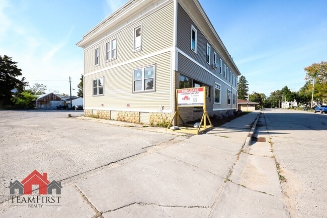 Building Photo - 205 N Maple St
