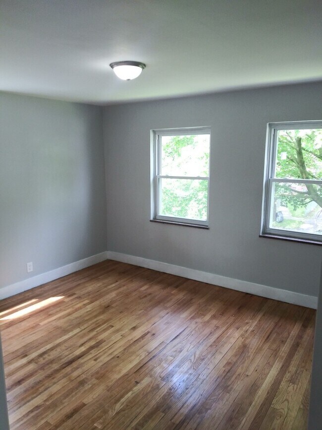 Building Photo - 3 Bed/1 Bath - Single Family Brick Home - Available now!