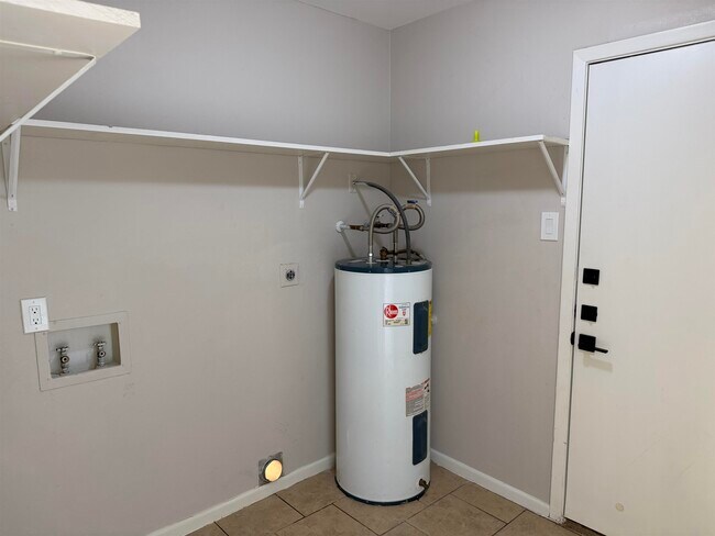 Building Photo - 5816 Longoria Loop