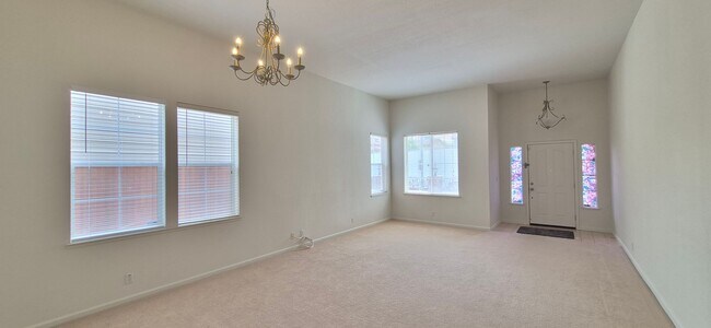 Building Photo - 2080 Mariposa Dr
