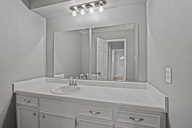 Building Photo - 626 Rosewood Dr