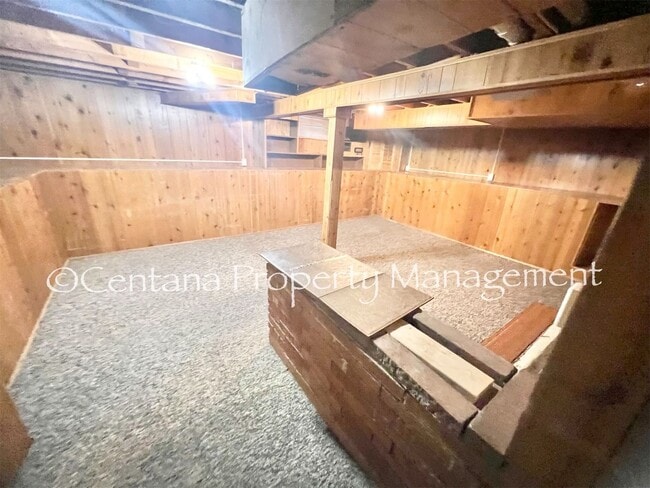 Building Photo - Large 2 bedroom house with an oversized ga...