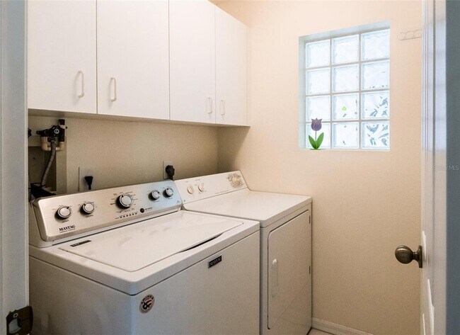 Building Photo - 815 Montrose Dr