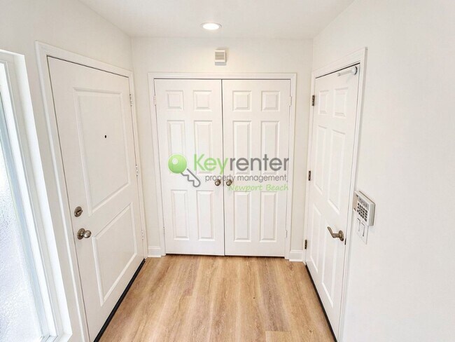 Building Photo - Beautifully renovated single-level condo in gated Newport Baycrest