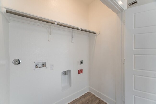 Building Photo - 10627 Whitejacket