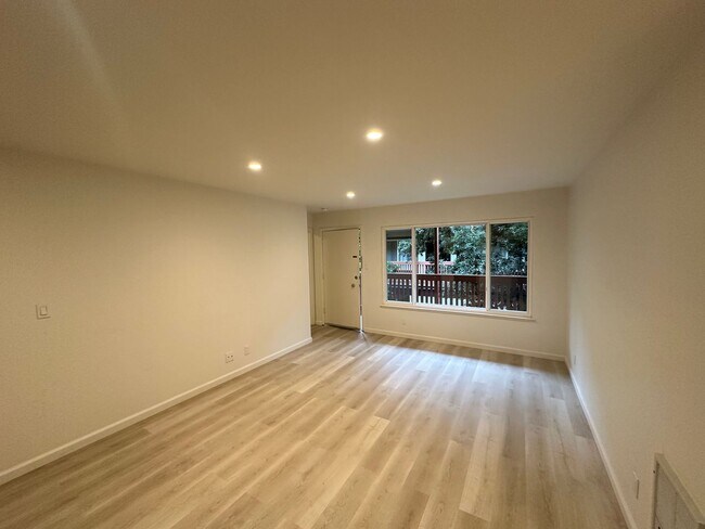 Interior Photo - 171 (1556 Great Highway)