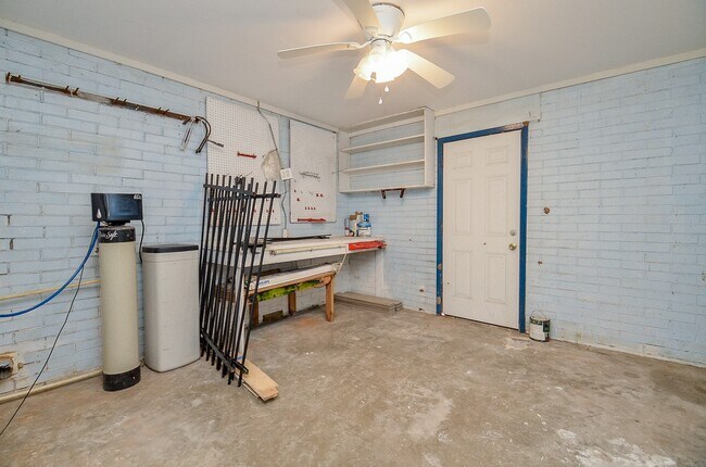 Building Photo - 414 Lakeview Dr