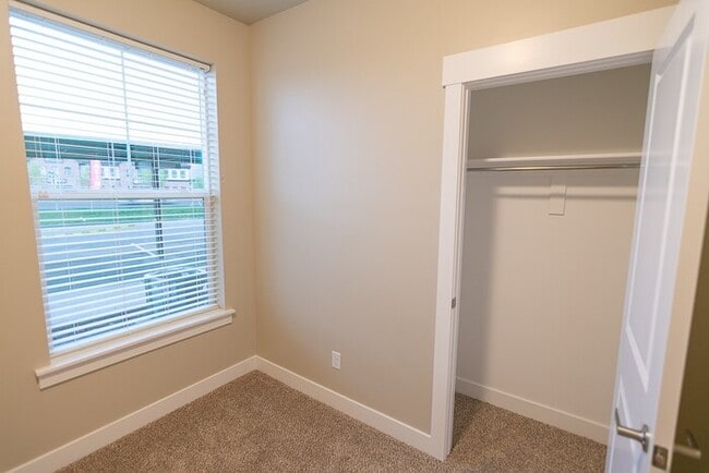 Building Photo - Beautiful Middle Floor Condo in Springville