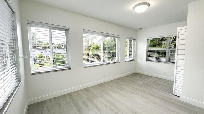 Building Photo - 2240 SW 16th Ct