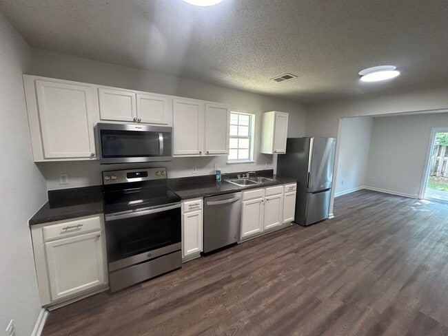 Building Photo - 3-bedroom, 2.5-bathroom two-story home located in the desirable Gatewood Communities!
