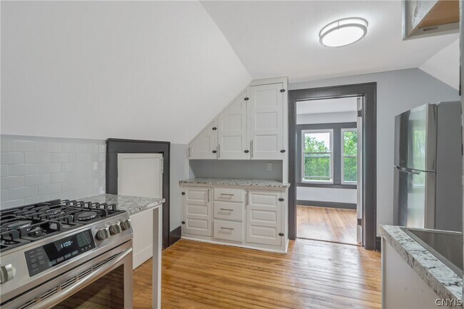 Building Photo - 944 Bellevue Ave