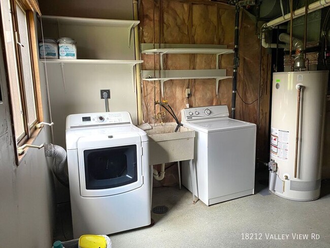 Building Photo - 3br 2ba 2cg ~ Security Deposit Free Altern...