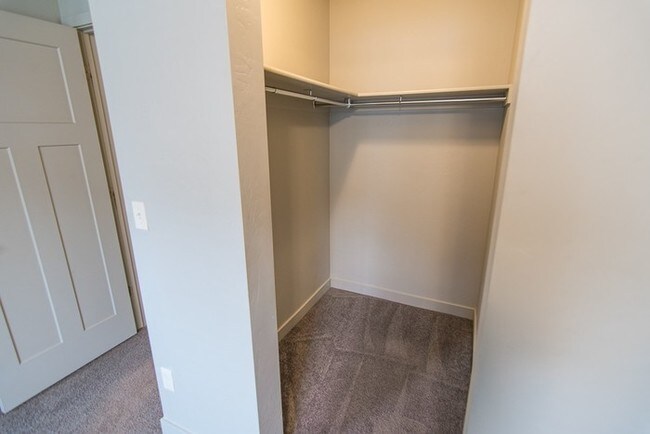 Building Photo - Amazing Townhome in Edgewater Community