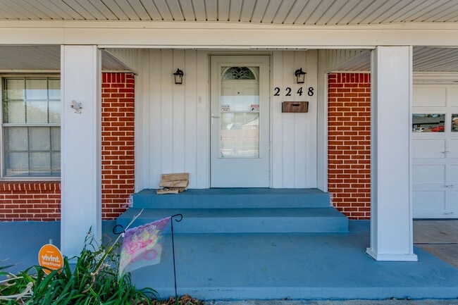 Building Photo - Spacious 4-Bedroom Home in Mature Neighbor...