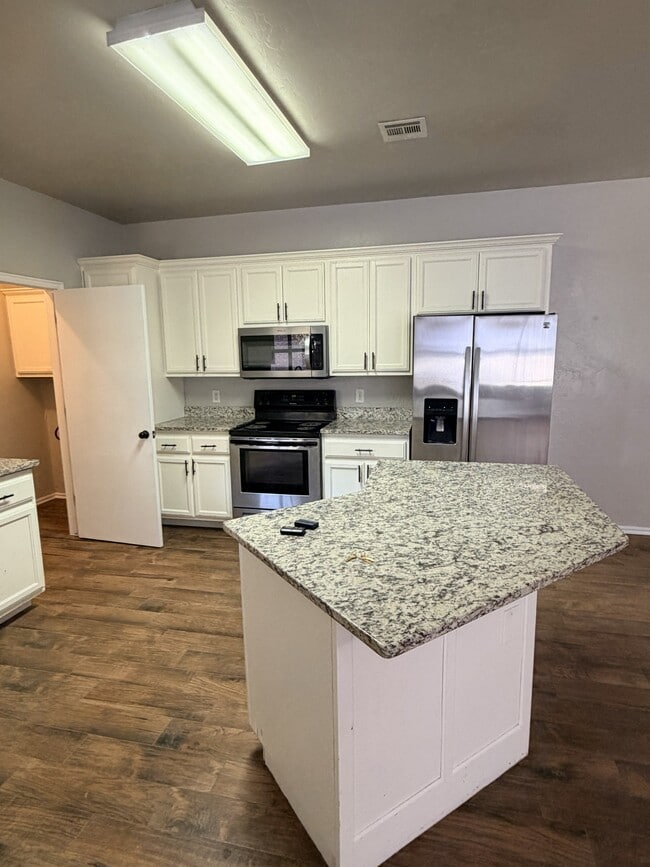 Building Photo - 1929 Lariat Cir