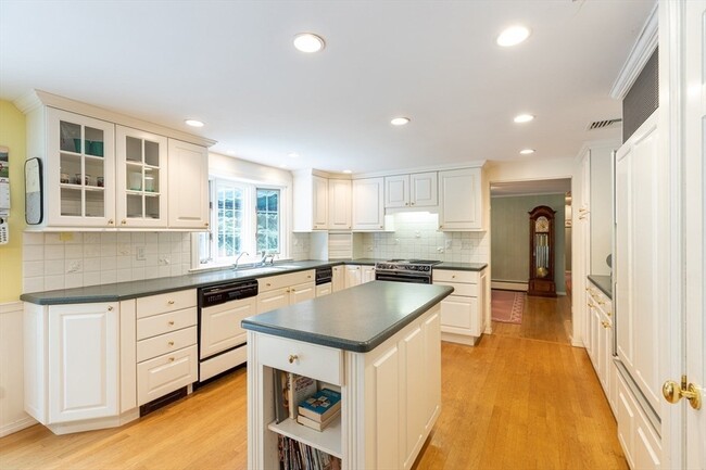 Building Photo - 25 Naushon Cir