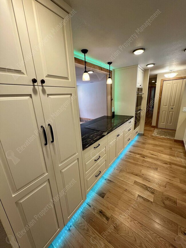 Building Photo - Inviting single-level home in forested SW Bend neighborhood