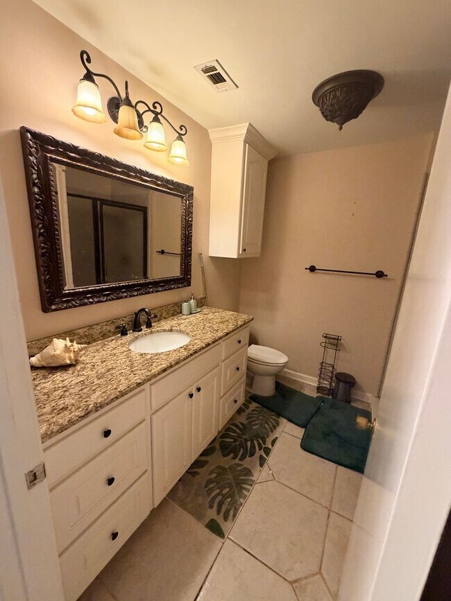 Building Photo - Beautiful 3 Bedroom Townhouse