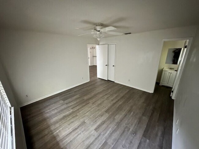 Building Photo - Beautiful home with backyard!