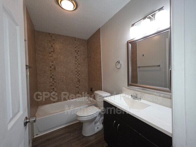 Building Photo - 843 Grove Ave