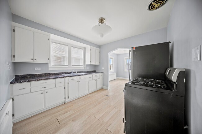 Building Photo - 1814 Elmwood Ave