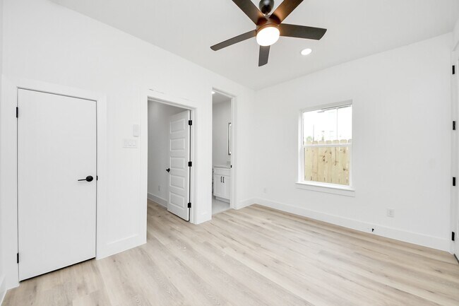 Building Photo - 4410 Allen St