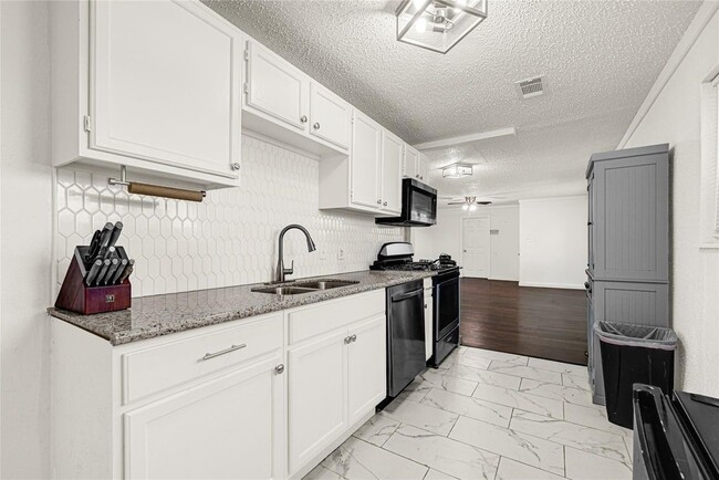 Building Photo - 2126 Hillshire Dr