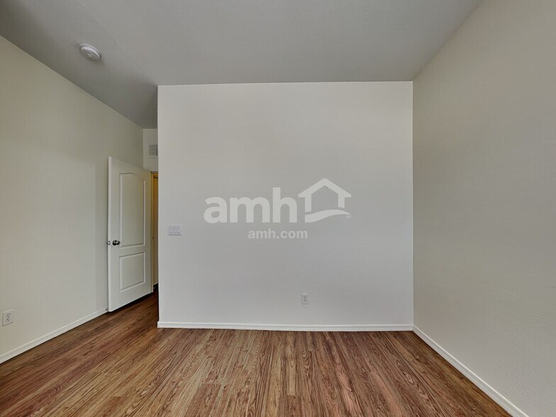 Building Photo - 12751 W Glenrosa Dr