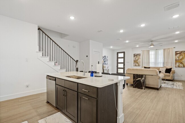 Building Photo - 1013 Carnation Dr