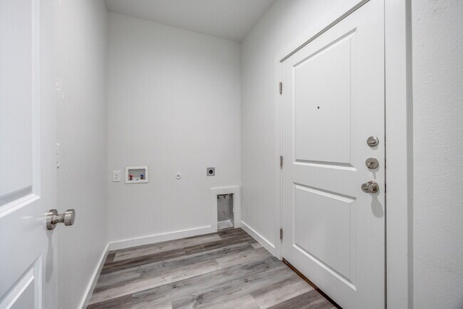 Building Photo - 3-Bed Home with Fenced Yard & Attached Garage in Sunny Side – Denison