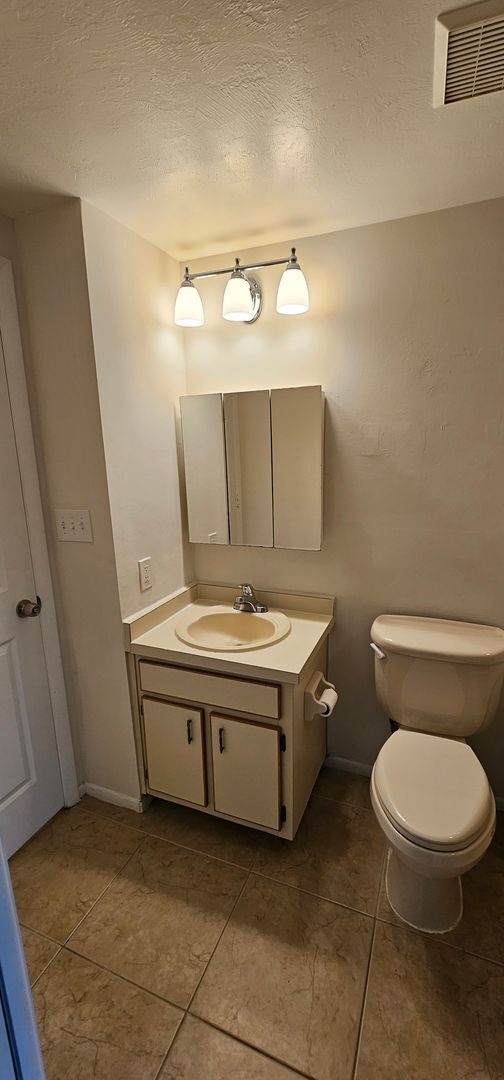 Building Photo - Bright and spacious 2-bedroom condo located in Summerlin Trace.